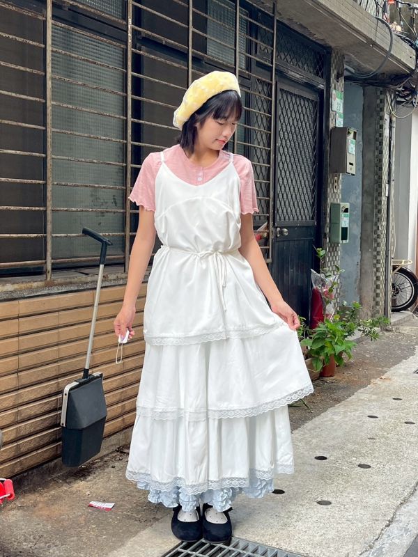 絨質蕾絲拼接細肩帶蛋糕長洋裝 