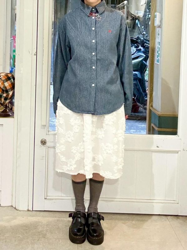 刺繡小愛心細條紋挺版牛仔襯衫 