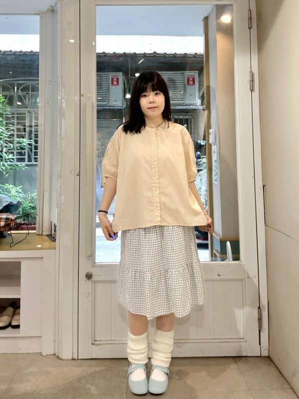 泡泡袖抓皺刺繡襯衫 