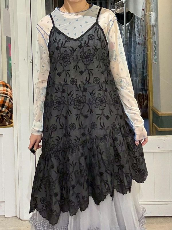 黑色滿版刺繡花下擺斜拼接花瓣邊吊帶背心 