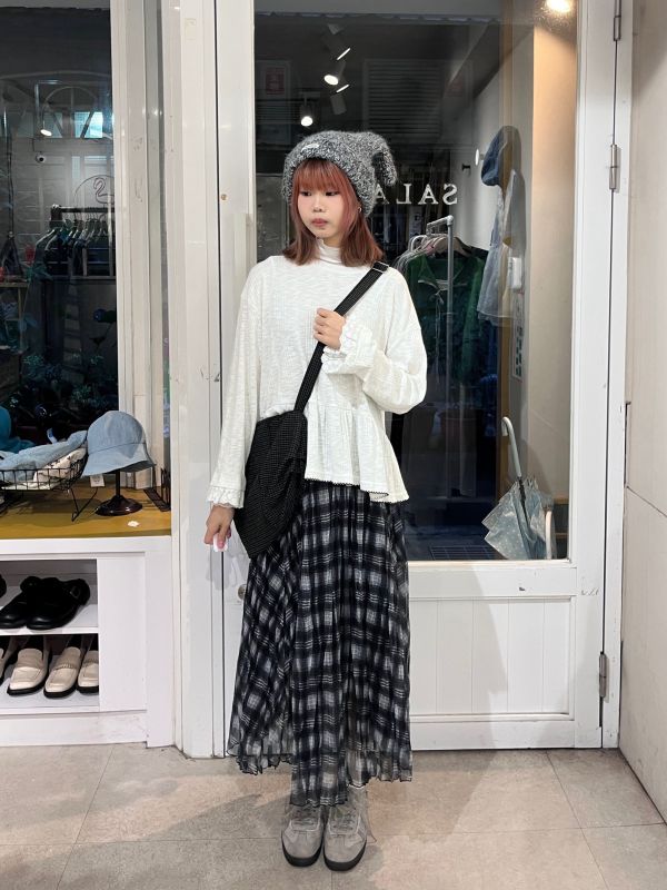 白色直紋花邊長袖針織上衣 