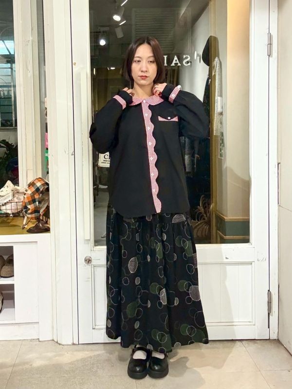 紅白細格拼接圓翻領黑色襯衫 