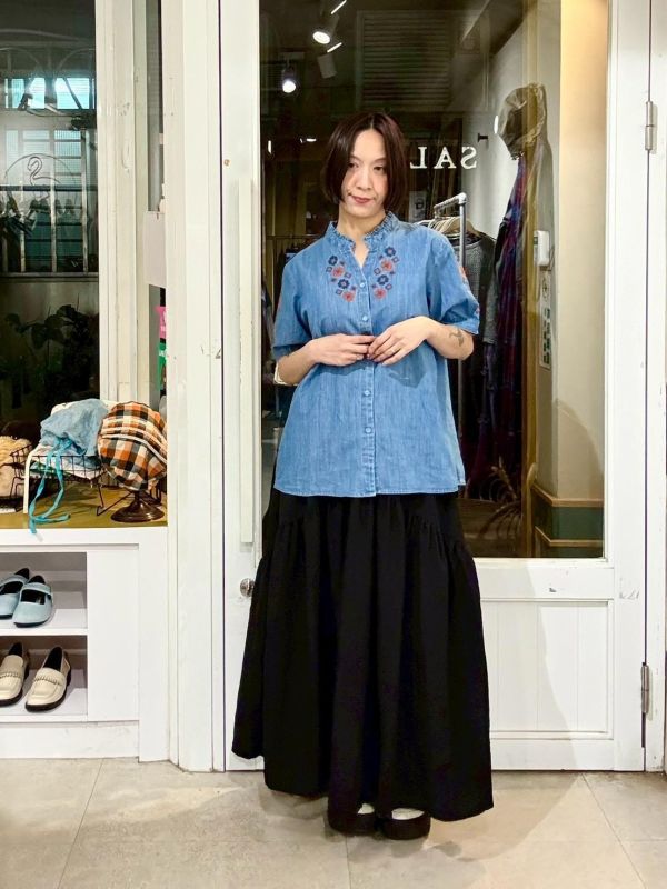 V領木耳邊刺繡牛仔襯衫 