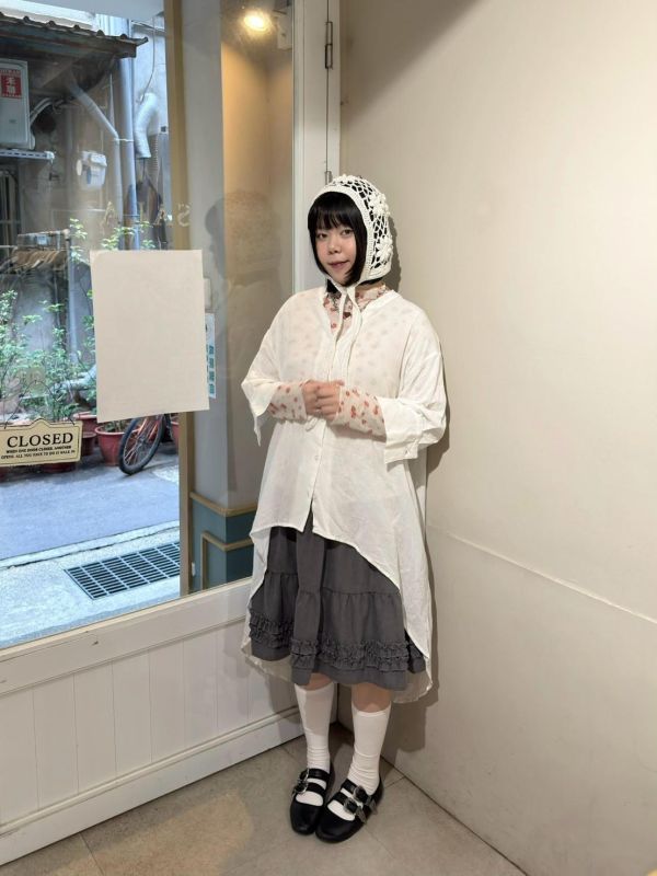 前短後長棉麻喇叭袖V領襯衫 