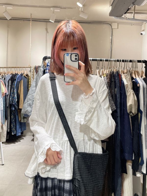 白色直紋花邊長袖針織上衣 