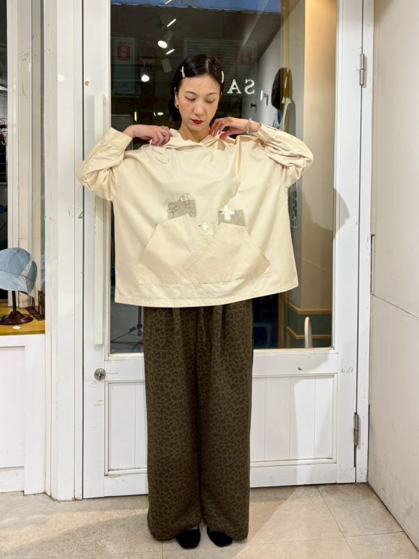 落肩不規則口袋飛鳥刺繡連帽上衣 