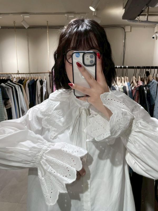 鏤空花瓣袖圓領襯衫附領片 