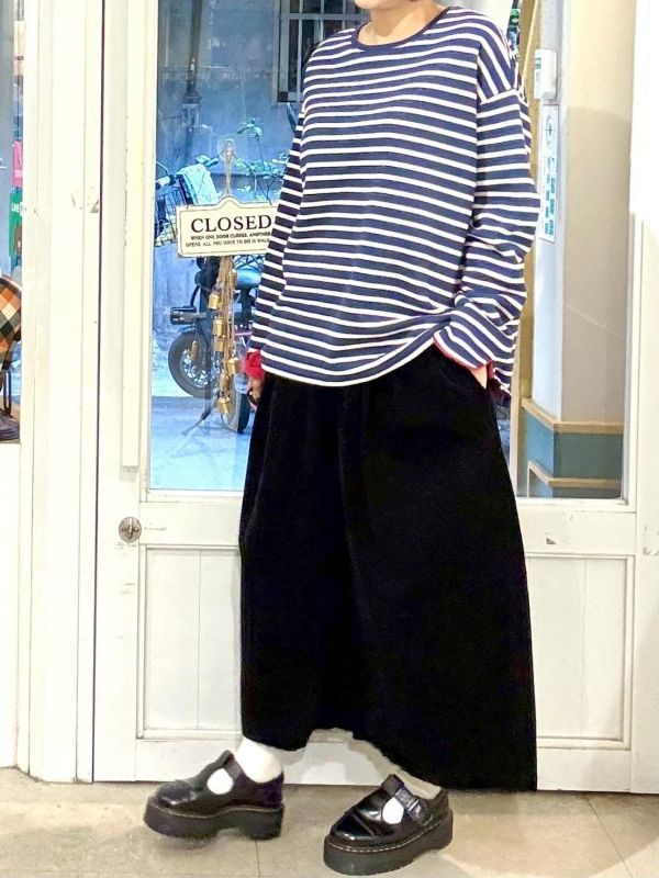 黑色細燈芯絨繭型九分寬褲 