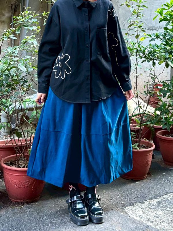 刺繡線條花黑色襯衫 