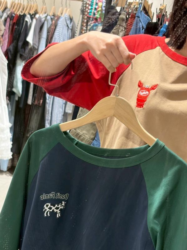立體刺繡動物後背英文字撞色圓領上衣 