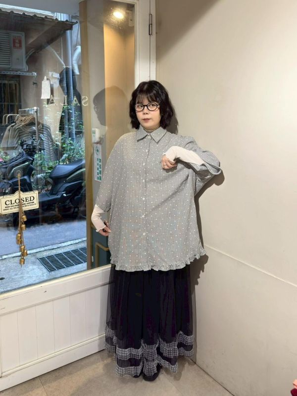 滿版格紋寬鬆落肩小花釦口袋長版襯衫 