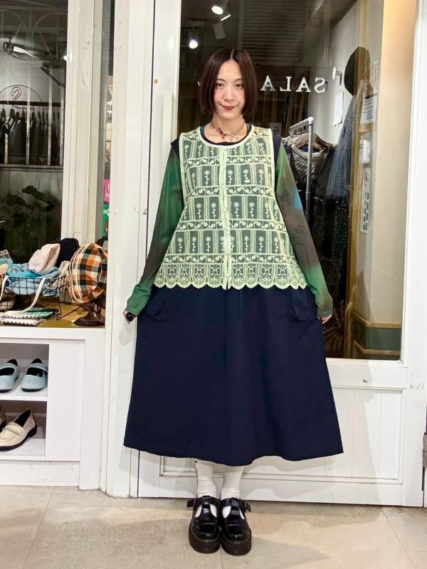 排扣滿版窗花刺繡蕾絲背心 