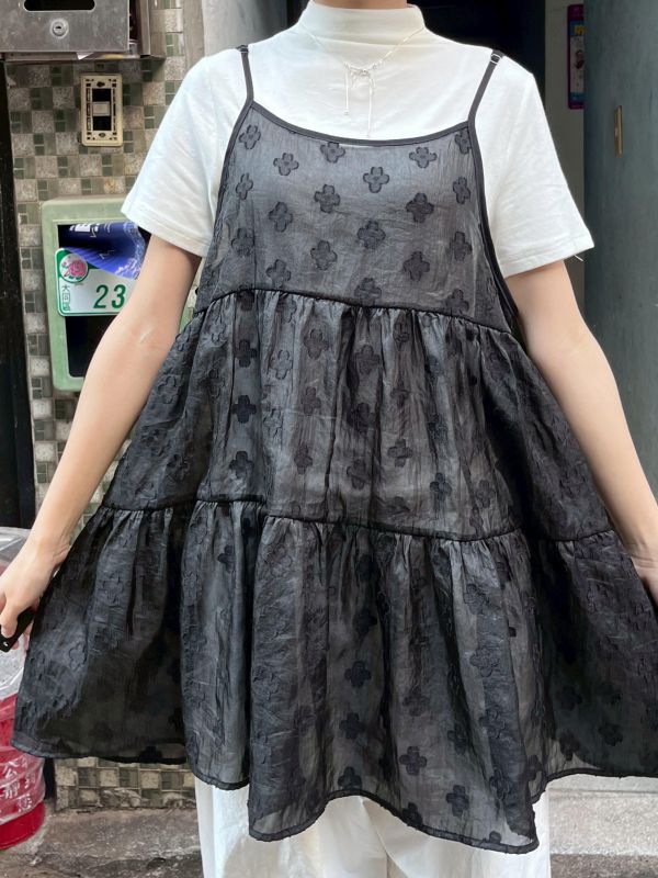 滿版小花光澤透紗吊帶背心 