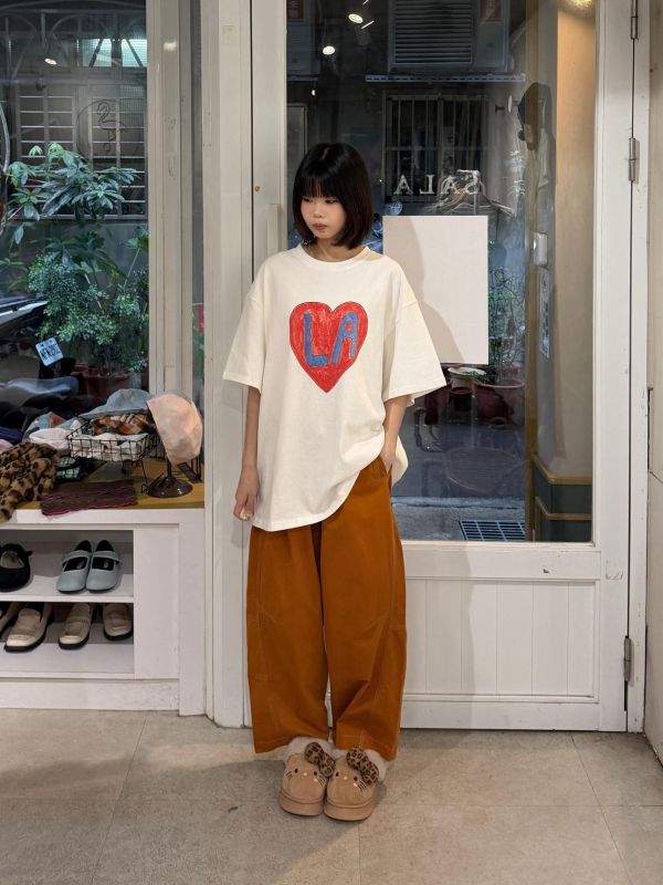 LA愛心塗鴉風格寬版Tee 
