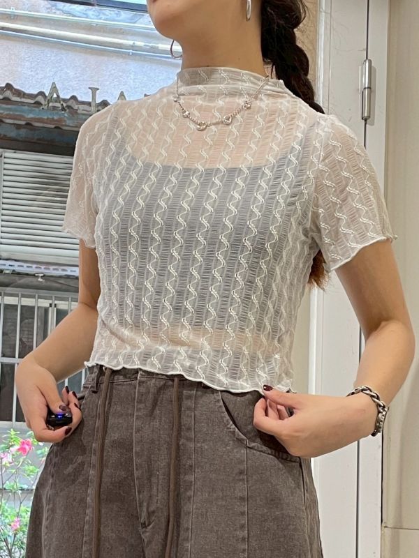波浪紋路微高領木耳捲邊透露短袖上衣 