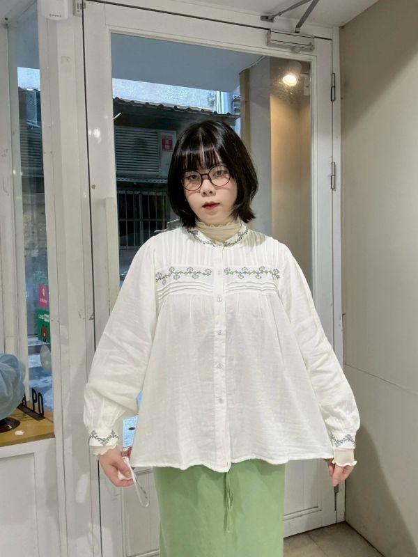 胸前打折刺繡泡泡袖縮口襯衫 