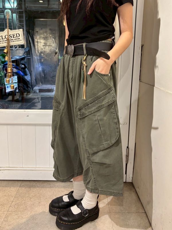 流蘇軍綠工裝感斜口袋八分褲 