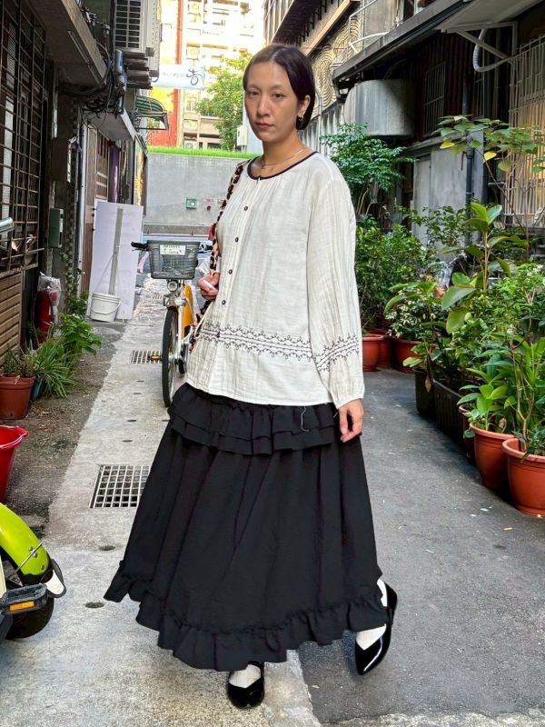 藍色領滾邊袖子下擺捲捲刺繡布釦棉質長袖上衣 