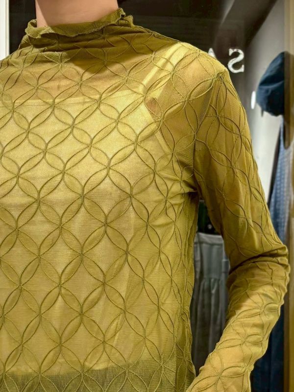 滿版立體窗花紋微高領透膚上衣 