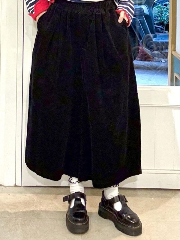 黑色細燈芯絨繭型九分寬褲 