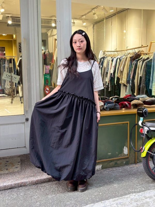 花邊斜切氣球吊帶背心洋裝 