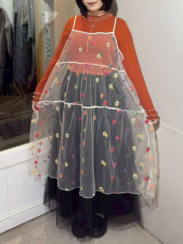 彩色花卉刺繡吊帶紗洋裝 