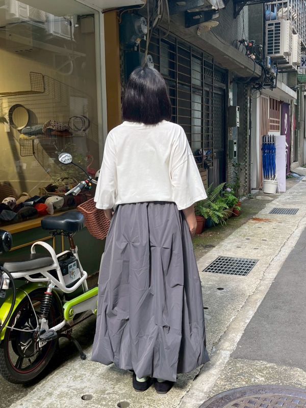 打摺造型兩側口袋鬆緊腰花苞長裙 