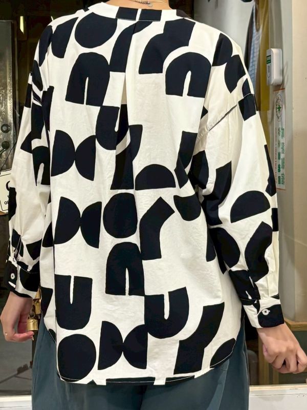 黑色滿版粗體色塊圓領下擺抽繩襯衫 