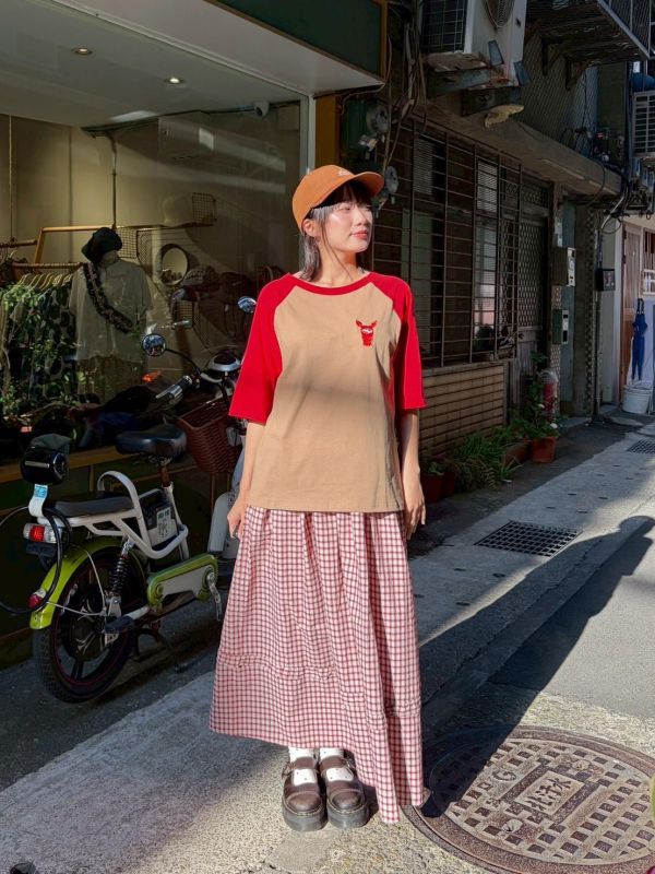 立體刺繡動物後背英文字撞色圓領上衣 