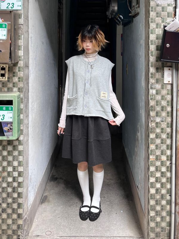 不收邊刺繡小標排扣背心 