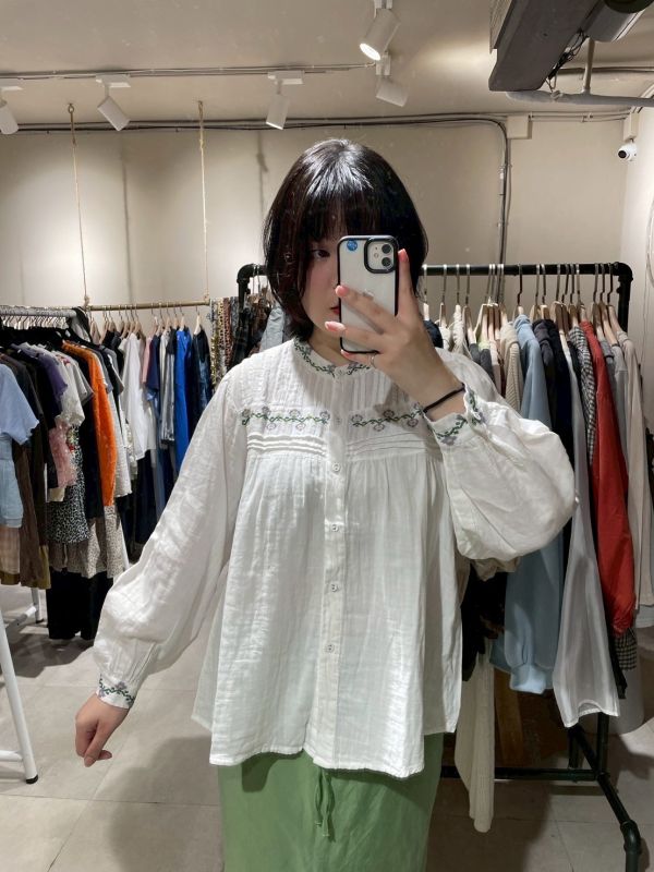 胸前打折刺繡泡泡袖縮口襯衫 