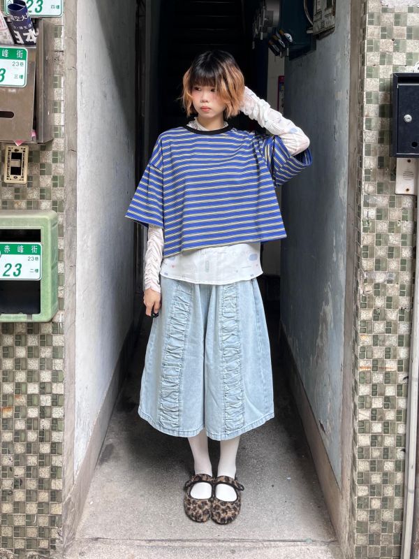 短版橫條紋短袖上衣 