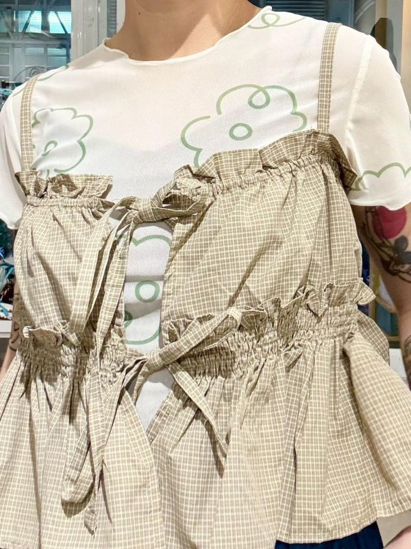 線條花透膚短袖內搭上衣 