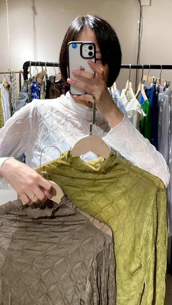 滿版立體窗花紋微高領透膚上衣 