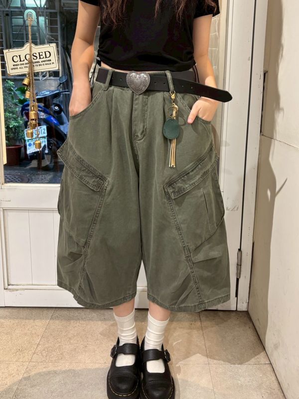 流蘇軍綠工裝感斜口袋八分褲 