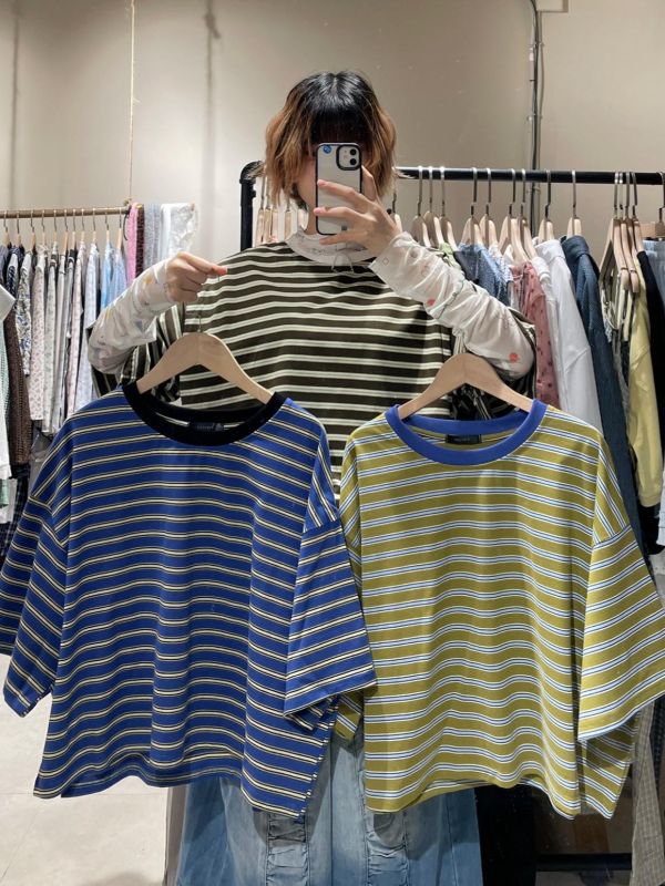 短版橫條紋短袖上衣 