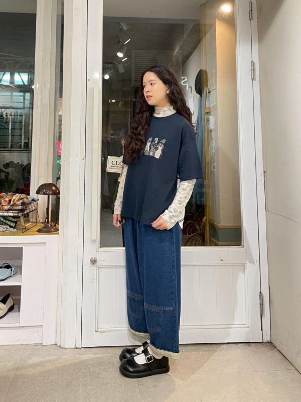 刺繡精緻女孩後拼接條紋前短後長落肩短袖上衣 