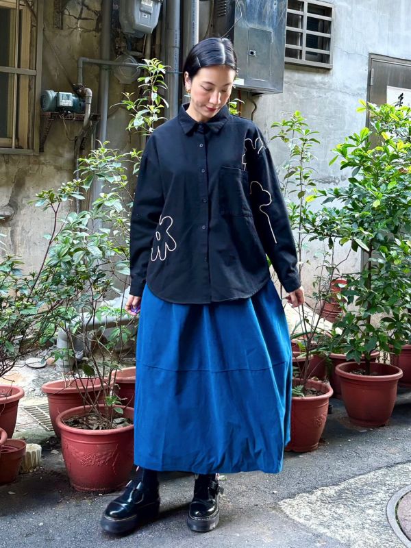 刺繡線條花黑色襯衫 