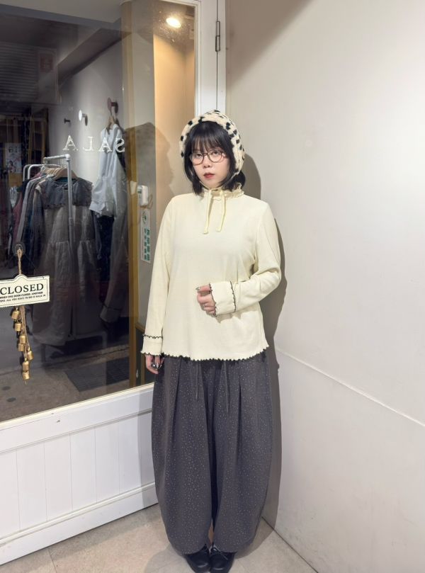 蕾絲撞色雙滾邊直條壓紋上衣 