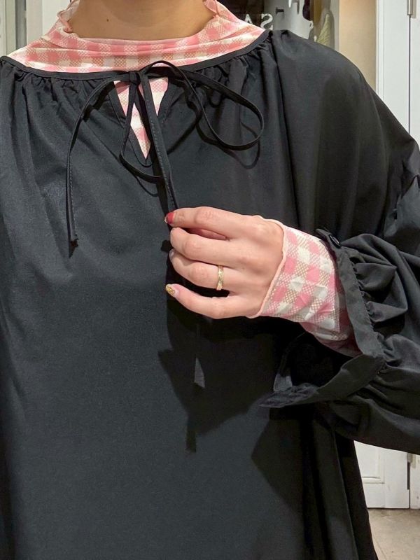 黑色寬版落肩澎澎袖綁帶洋裝 