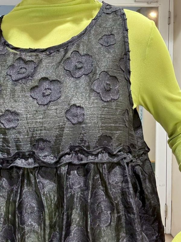 微金屬光澤滿版花抓皺拼接背心 