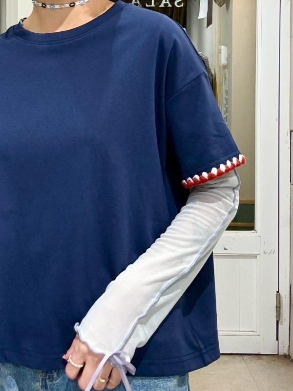 袖口撞色刺繡tee 