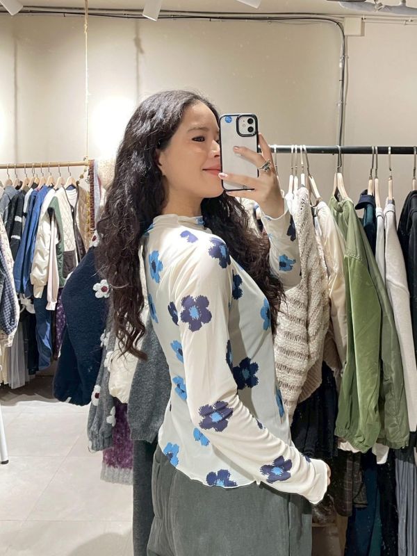 滿版撞色花朵透膚木耳捲邊上衣 