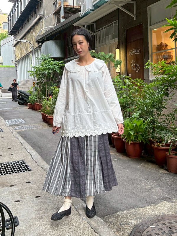 白色大圓翻領蕾絲拼接下擺長袖上衣 