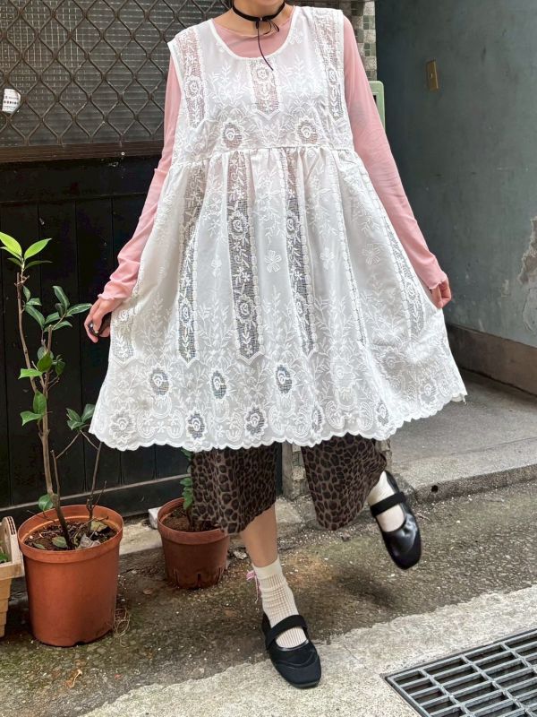 精緻刺繡蕾絲拼接立體打褶抓皺寬背心 