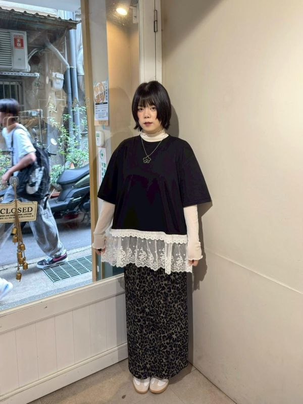 下擺蕾絲拼接短袖上衣 