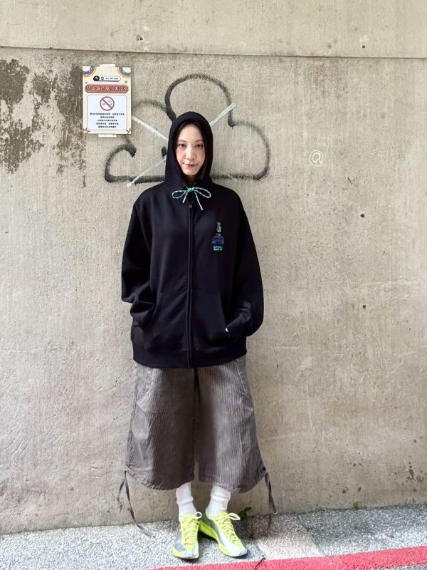 撞色抽繩大印花黑色帽踢外套 