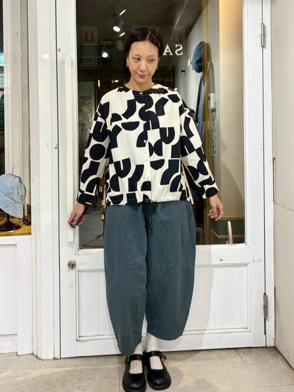 黑色滿版粗體色塊圓領下擺抽繩襯衫 