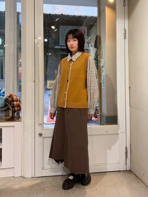 針織彩色扣波紋造型背心 