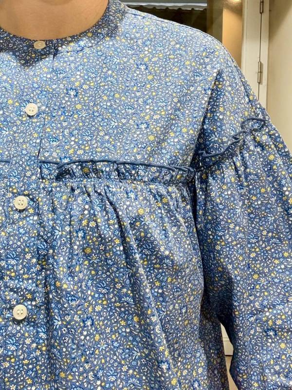 碎花圓領落肩蓬蓬袖襯衫 